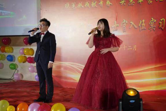 图片包含 桌子, 游戏机, 站, 女人描述已自动生成