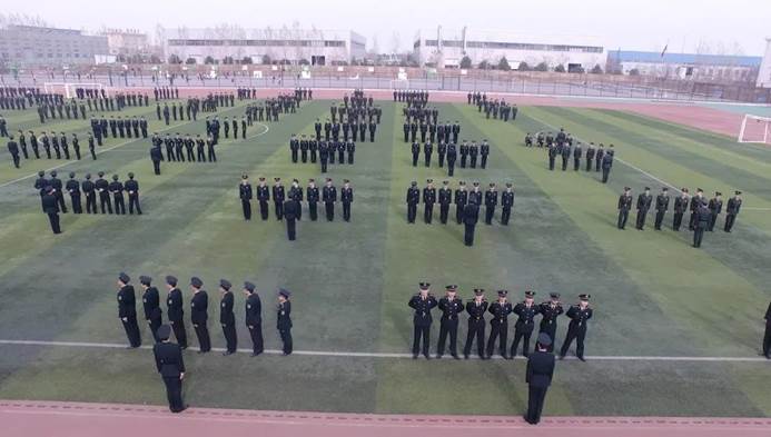 图片包含 草, 建筑, 大, 人们描述已自动生成